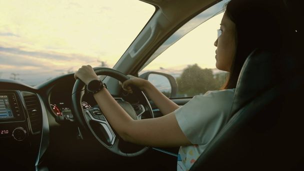 Femme conduire une voiture moderne sur la route
. - Photo, image