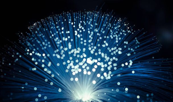 Lichtwellenleiter, Glasfaserfäden für ultraschnelle Internetkommunikation, dünne Lichtfäden, die Informationen mit hoher Geschwindigkeit transportieren - Foto, Bild