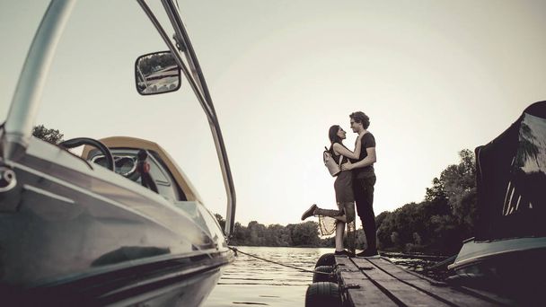 Couple romantique embrassant sur la jetée
. - Photo, image
