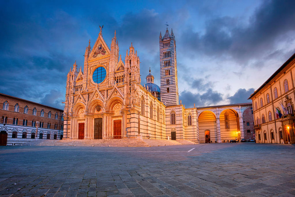 Siena. Cityscape image of Siena, Italy with Duomo Cathedral during sunrise. - Foto, Bild