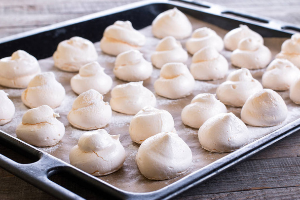 Merengues. Dulces pequeños merengue blanco
 - Foto, imagen