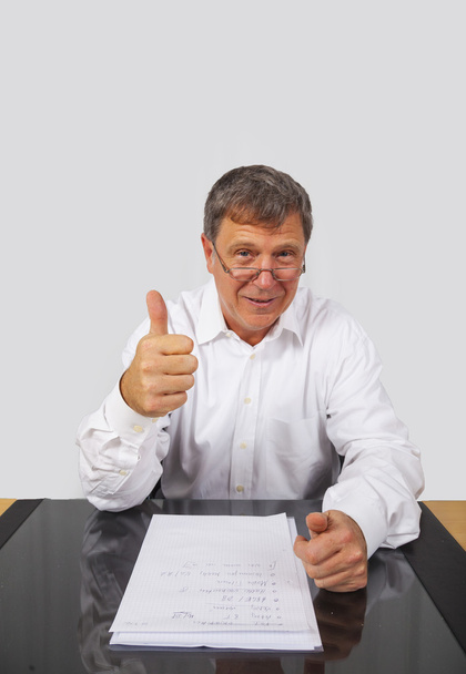 Умный улыбающийся бизнесмен показывает большие пальцы вверх знак
 - Фото, изображение