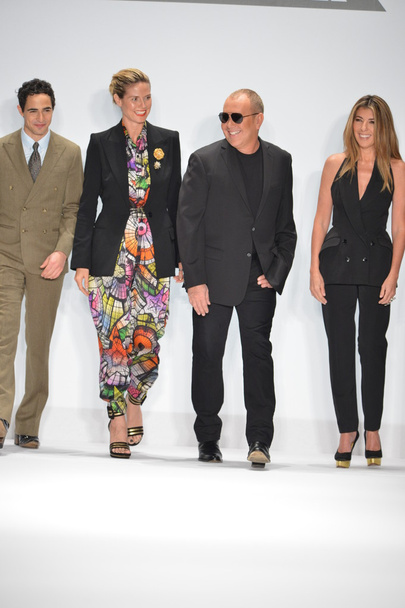 NEW YORK - FEBRUARY 08: Zac Posen, Heidi Klum, Tim Gunn and Nina Garcia walk the runway at the Project Runway Fall Winter 2013 fashion show during Mercedes-Benz Fashion Week on February 8, 2013, NYC. - Foto, Imagem