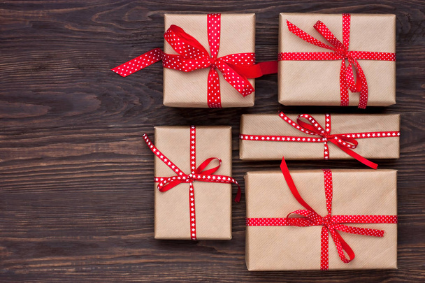 Fond de vacances avec des boîtes-cadeaux sur surface en bois. Concept de Noël. Contexte avec copie spac
 - Photo, image