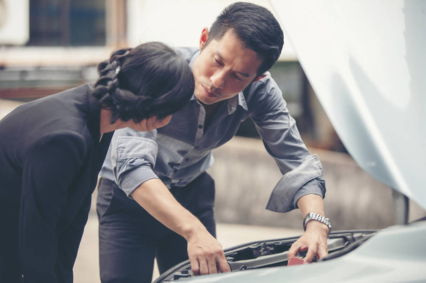 Businessmen help businesswomen check and repair broken cars - Fotoğraf, Görsel