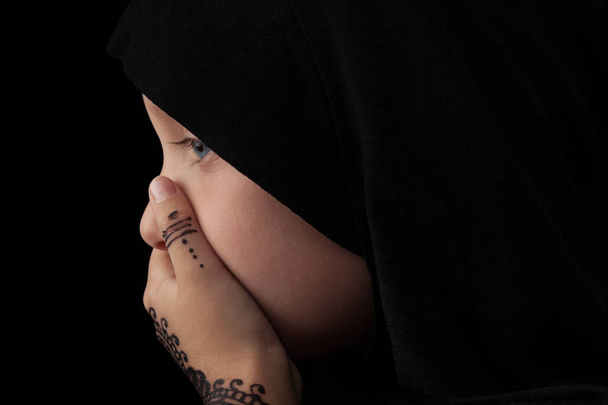 Ragazza carina con hijab che copre la bocca. Soppressione, diritti delle donne, concetto di paura
. - Foto, immagini