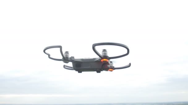 Silhouette einer fliegenden persönlichen Drohne - Filmmaterial, Video