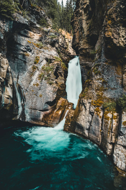 Upper falls Johnston Canyon Waterfall, Banff Nationalpark Canada Alberta. - Foto, Bild