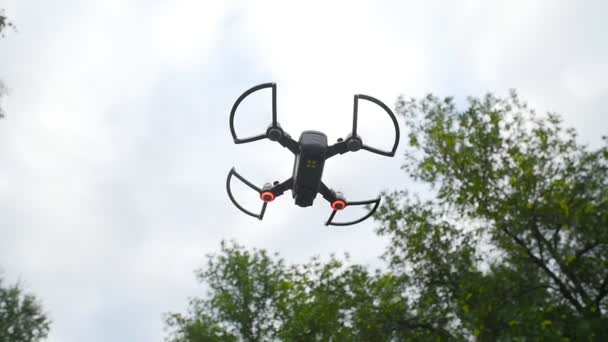 Silhouette einer fliegenden persönlichen Drohne - Filmmaterial, Video