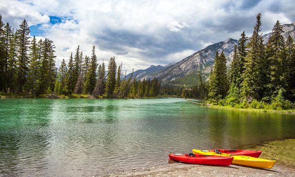 Kanoe na řece Bow v národním parku Banff Alberta Kanada - Fotografie, Obrázek