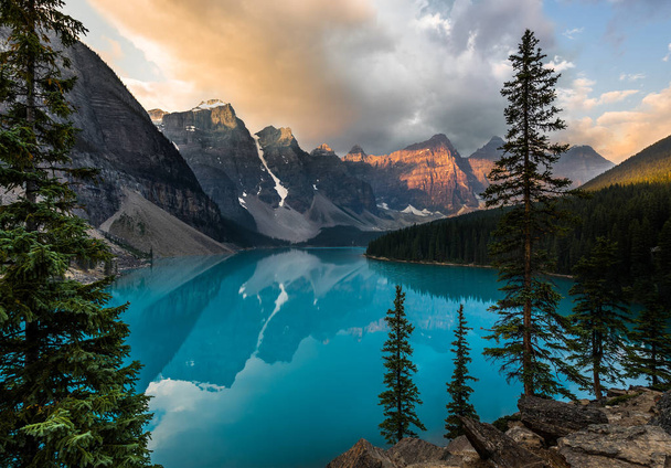 Wschód słońca z turkusowych wód jeziora morenowe z grzechu zapalił Gór Skalistych w Parku Narodowym Banff Kanada w dolinę dziesięciu szczytów. - Zdjęcie, obraz