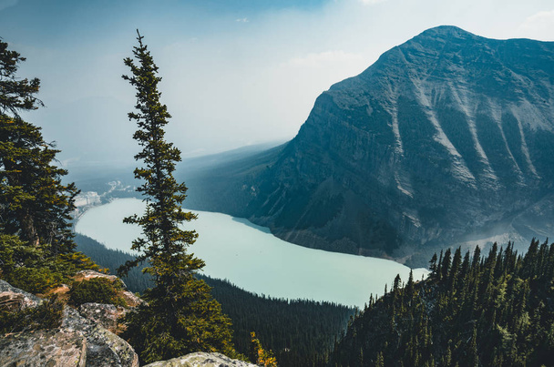 View to Lake Louise from Beehive Mountain in Banff National Park - Fotoğraf, Görsel