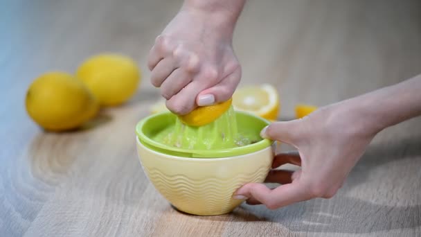 Squeezing lemon juice. Lemon fruit - Footage, Video