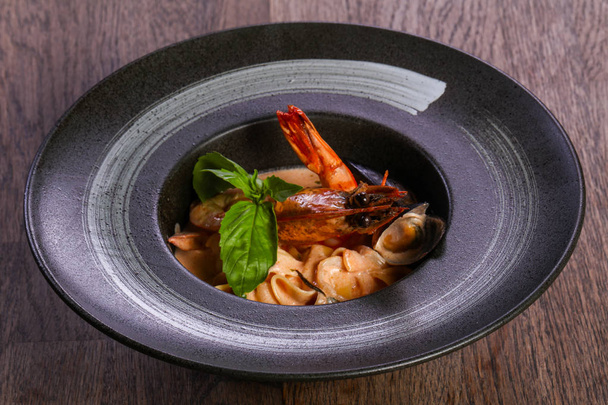 Seafood pasta with basil leaves - Valokuva, kuva