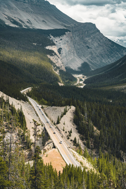 Overlooking Icefields Parkway in Banff Nationalpark, Albert Cana - Photo, image