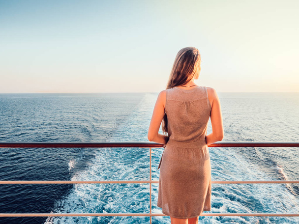 Stylish woman on an empty deck - Foto, Bild