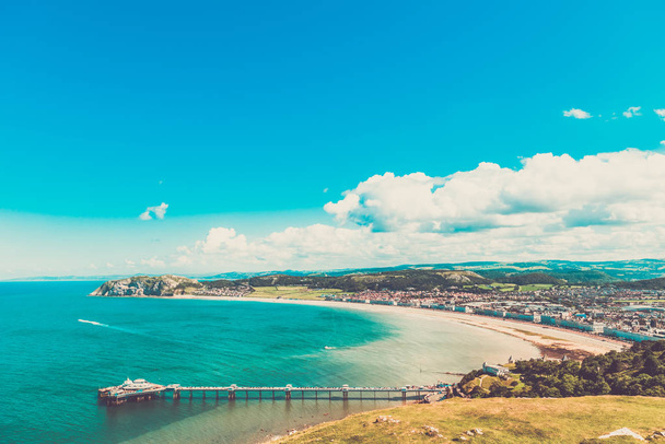 Belo Dia de Verão em Llandudno Sea Front em North Wales, Reino Unido
 - Foto, Imagem