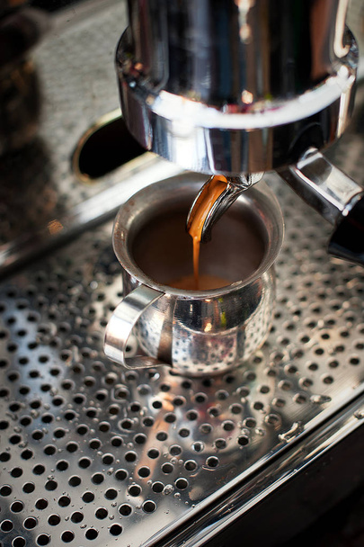 強い新鮮なコーヒーを作るプロのエスプレッソ マシン. - 写真・画像