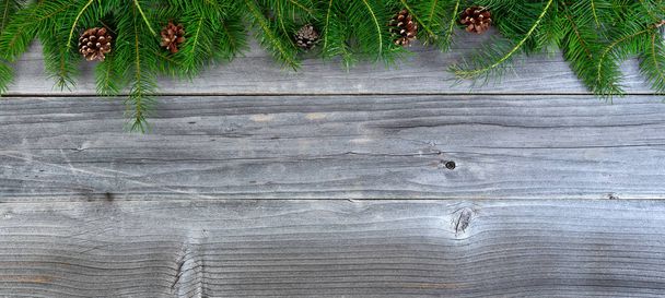 Vista aérea de ramas de abeto navideño reales en madera envejecida
   - Foto, imagen