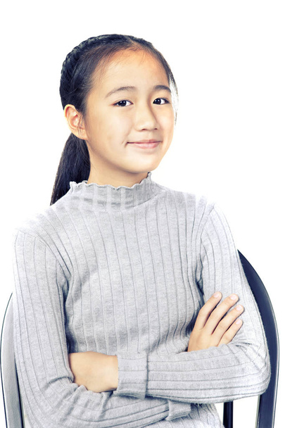 Porträt des fröhlichen asiatischen Teenagers lächelndes Gesicht auf weißem Hintergrund - Foto, Bild
