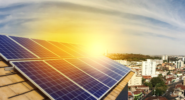Impianto fotovoltaico sul tetto di un edificio residenziale nella giornata di sole - Concetto di energia solare delle risorse sostenibili
. - Foto, immagini