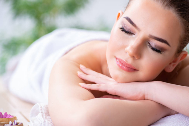 Femme pendant la séance de massage au spa - Photo, image