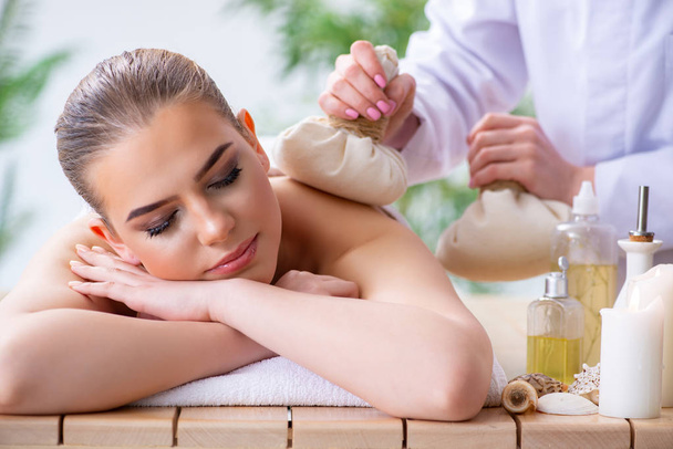 Frau bei massage session im spa - Foto, Bild