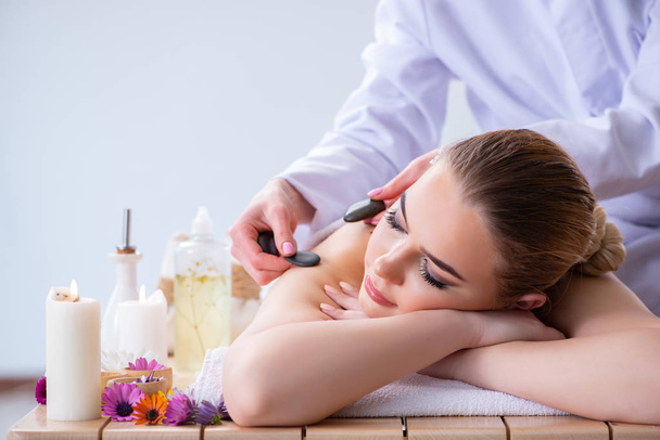 Mulher durante sessão de massagem no spa - Foto, Imagem
