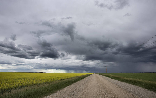 Prairie vihar felhők a kanadai Saskatchewan vidéki környezetben - Fotó, kép