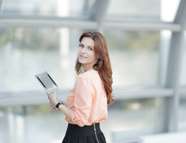 side view.confident business woman with digital tablet - Foto, afbeelding