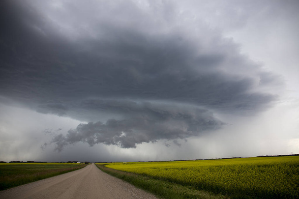 Prairie vihar felhők a kanadai Saskatchewan vidéki környezetben - Fotó, kép