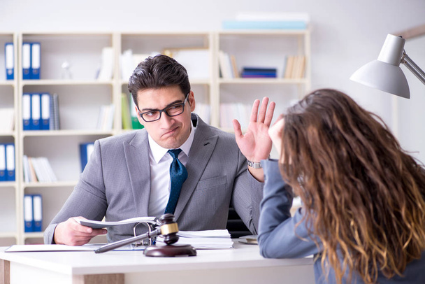 адвокат обговорює юридичну справу з клієнтом
 - Фото, зображення