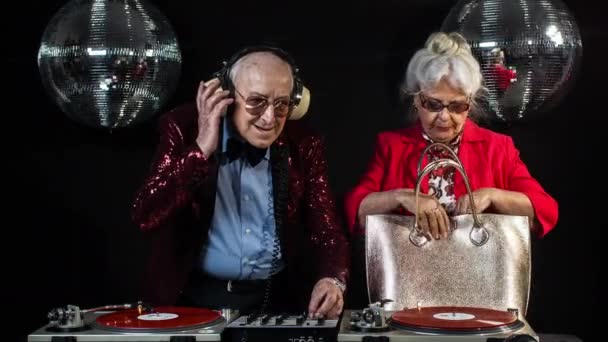 DJ babcia i dziadek, Starsza para imprezowanie w disco ustawienie - Materiał filmowy, wideo