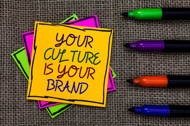 Текстовый знак "Ваша культура - ваш бренд". Концептуальная фотография Знания Опыт работы с презентациями Написано на красочной липкой ноте 4 ручки, выложенные в ранг на джутовой основе
 - Фото, изображение