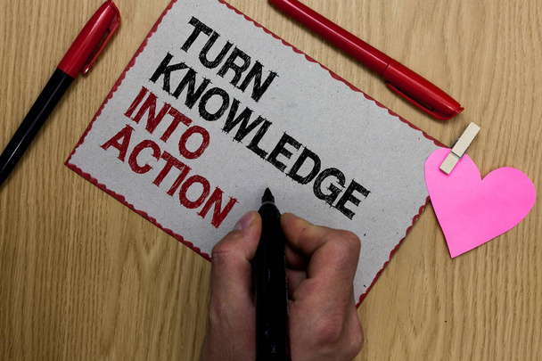 Tekst znak Wyświetlono wyłączyć wiedzy do działania. Koncepcyjne zdjęcie zastosować, czego się nauczyłeś Leadership strategii napisane karteczkę klip szczypta serca ręka trzymać długopis czerwony znacznik na drewniane biurko - Zdjęcie, obraz