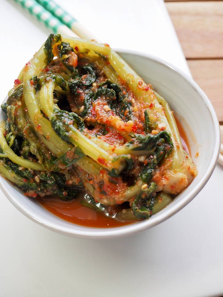 Koreaans eten jong radijs kimchi - Foto, afbeelding
