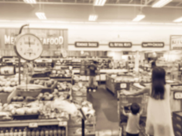 Imagen de fondo borrosa vintage de la gente comprando en la tienda de comestibles local en Estados Unidos. Cliente que compra frutas y verduras frescas. Productos orgánicos cultivados localmente en exhibición. Comida saludable en el supermercado
 - Foto, Imagen