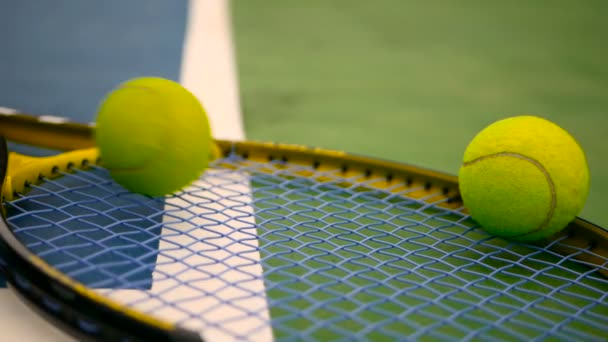 Közelről tenisz felszerelések a bíróság. Sport, szabadidő-koncepció. - Felvétel, videó