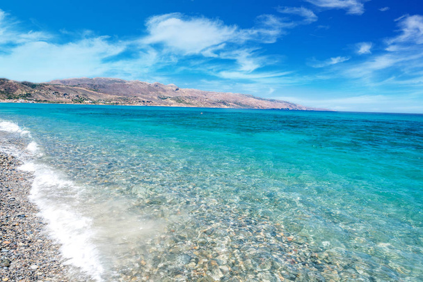 Playa del océano en Creta en un día soleado
 - Foto, Imagen