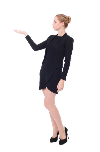 Retrato de larga duración de una atractiva mujer profesional vestida con vestido negro, mano extendiéndose aislada sobre un fondo blanco
. - Foto, imagen