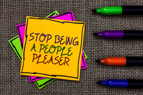 Wyświetlono Stop Pleaser osób A jest znak tekstu. Koncepcyjne zdjęcie robisz, co chcesz nie rzeczy innych osób ma być pisane na niektóre długopisy kolorowe sticky note 4 w rank na juty podstawowej - Zdjęcie, obraz