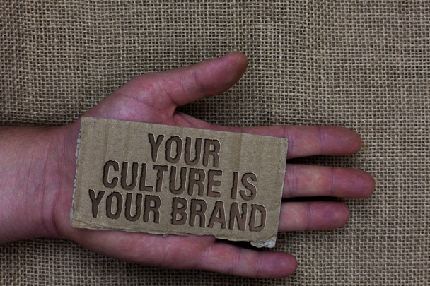 Концептуальный почерк, показывающий, что ваша культура - это ваш бренд. Картон с надписью "несколько букв на ручной клади"
 - Фото, изображение