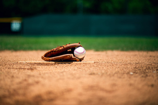 baseball glove on pitcher mound - Foto, afbeelding
