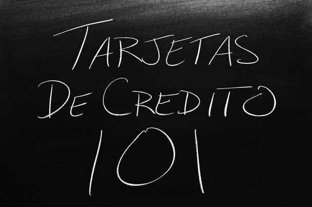Słowa Tarjetas De Crdito 101 na tablicy kredą. Tłumaczenie: karty kredytowe 101 - Zdjęcie, obraz