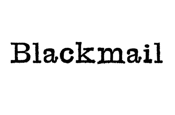 A palavra chantagem de uma máquina de escrever em um fundo branco
 - Foto, Imagem
