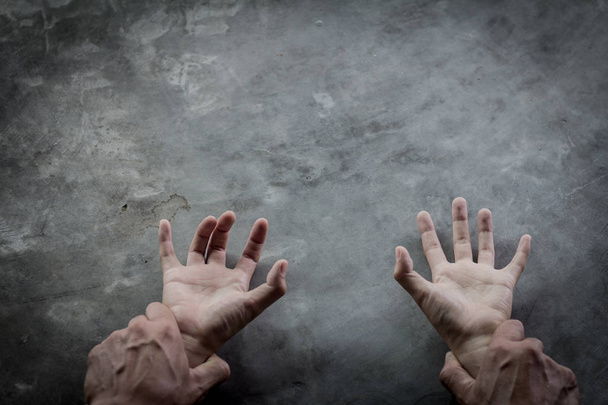 Mano de hombre con una mano de mujer por violación, lucha contra la trata y cese de la violencia contra las mujeres, Día Internacional de la Mujer
 - Foto, Imagen