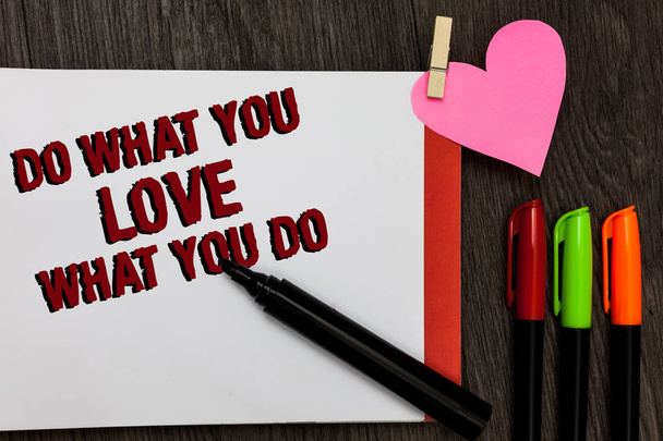 Пишу записку, показывающую "Делай то, что любишь". Делать вещи, которые мотивируют вас Страсть Смелые красные слова ручка на странице маленький угол сердца ручки положены последовательно
 - Фото, изображение