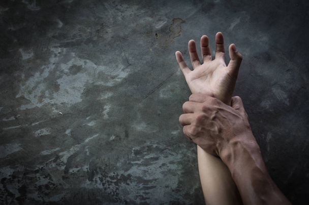 mano de hombre sosteniendo una mano de mujer, abuso sexual y concepto de violación, lucha contra la trata y detención de la violencia contra las mujeres
, - Foto, Imagen