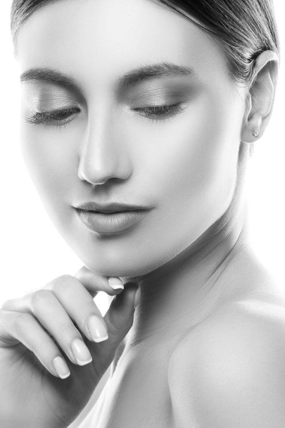 портрет молодої жінки з натуральним макіяжем на білому тлі
 - Фото, зображення