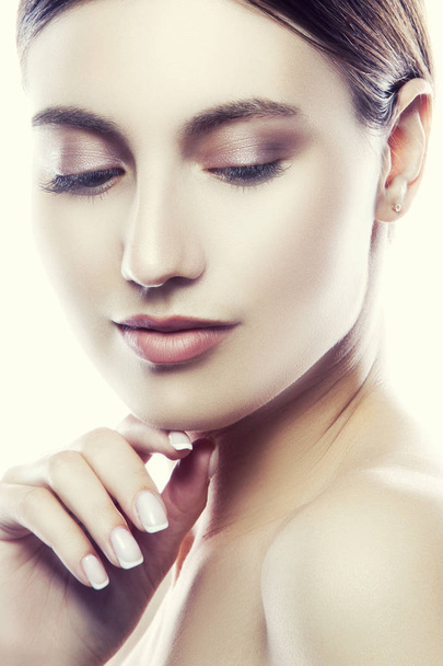 portrait de jeune femme avec maquillage naturel sur fond blanc
 - Photo, image